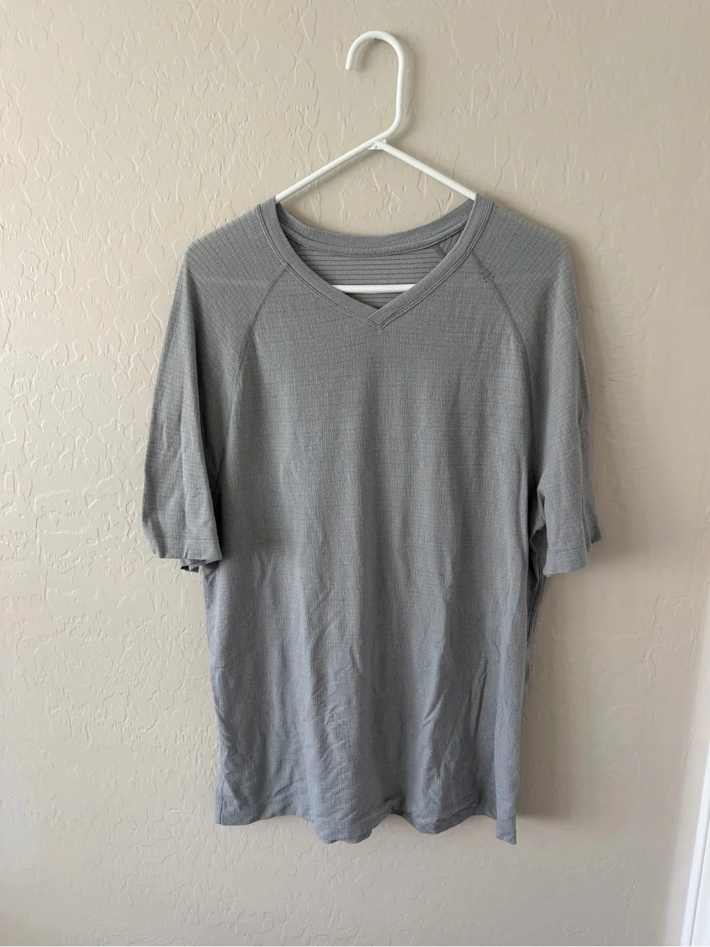 Lululemon men’s grey V-neck T-shirt size XL
